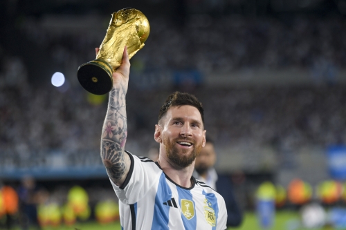 라오넬 메시가 24일(한국시간) 아르헨티나에서 열린 파나마와의 평가전 뒤 모형 월드컵 우승 트로피를 들고 홈 팬들에게 인사하고 있다.  AP 연합뉴스
