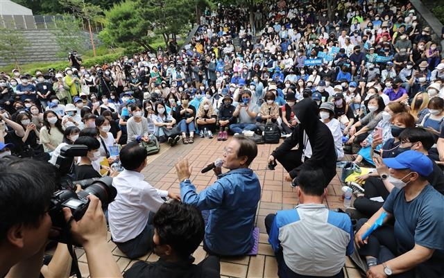 이재명 더불어민주당 의원이 18일 인천 계양산 야외공연장 앞에서 열린 ‘이재명과 위로걸음 같이 걸을까’ 행사에서 마이크를 잡고 지지자들에게 발언하고 있다. 2022.6.18 뉴스1