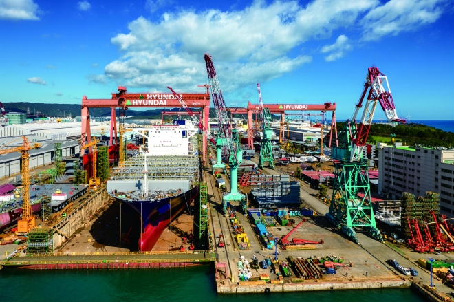 지난 22일 울산 현대중공업 조선소에서 선박이 만들어지고 있다. 현대중공업 제공
