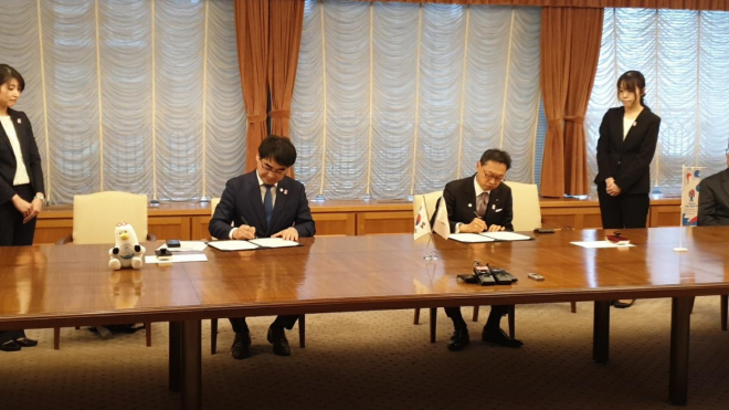 이성권 부산시 경제부시장(왼쪽)과 다카하시 토오루 오사카시 부시장이 2025년 일본엑스포의 성공적인 개최, 2030부산세계박람회 유치에 협력하는 업무협약을 체결하고 있다. 부산시 제공