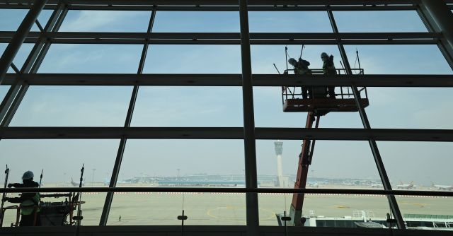 지난 20일 인천국제공항에서 관계자들이 탑승동 외벽 유리벽 물청소를 하고 있다. 연합뉴스