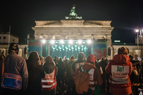 25일 독일 시민들이 브란덴브루크 문 앞에서 2030년 기후 중립에 독일이 투표할 것을 주장하는 콘서트에 참여하고 있다. 베를린 EPA 연합뉴스