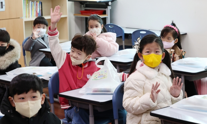 지난 2일 오전 서울 강동구 강빛초등학교에서 열린 입학식에서 1학년 학생들이 친구들과 인사하고 있다. 대표적인 양육 지원 제도인 아동수당은 만 8세 이후 교육비 등이 집중적으로 투입되는 시기에 끊긴다.  연합뉴스