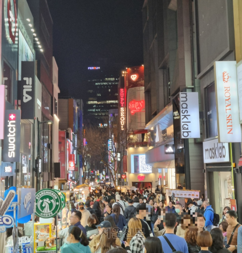 지난 23일 서울의 대표 관광 명소인 명동 거리가 쇼핑하러 온 외국인 관광객들과 나들이 나온 시민들로 인산인해를 이루고 있다.