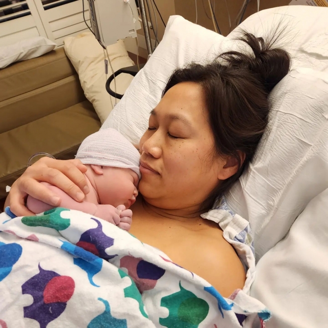 마크 저커버그 메타 최고경영자(CEO)가 2023년 3월 24일 셋째 딸 출생을 전했다. 사진은 부인 챈이 셋째 딸을 안은 모습.  저커버그 인스타그램