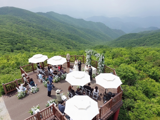 소백산국립공원 연화봉에서 진행된 산상 결혼식. 국립공원공단 제공