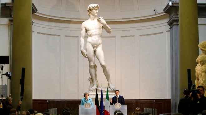 앙겔라 메르켈 독일 총리가 2015년 이탈리아를 방문했을 때 다비드상 아래에서 마테오 렌치 이탈리아 총리와 양자회담 결과를 설명하는 기자회견을 하고 있다. AP 자료사진 연합뉴스