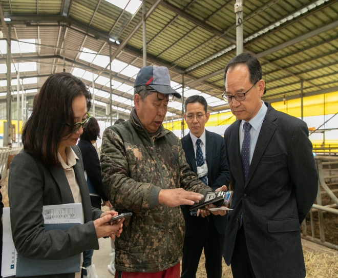 국립축산과학원 박범영 원장이 화순군 능주면 이삭농장을 방문해 최상원 대표와 축산업에 대한 현황과 스마트 생체정보 관리 시스템 기술 등에 대해 논의하고 있다. 화순군 제공