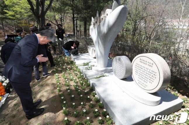 27일 대구 달서구 와룡산 선원공원에서 열린  ‘故 개구리소년 32주기 추도식’에서 참석자들이 헌화하고 있다. 뉴스1