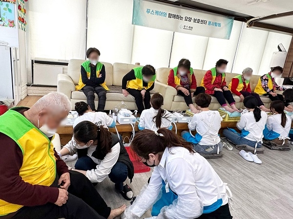 지난 21일 푸스케어 주관으로 강동구 성내데이케어센터에서 봉사활동을 벌이고 있다.