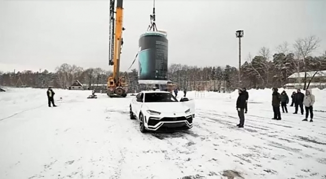 조회수를 위해 3억원짜리 람보르기니 우루스에 ‘3톤’ 물체 떨어뜨린 러시아 남성이 화제다. 유튜브 캡처