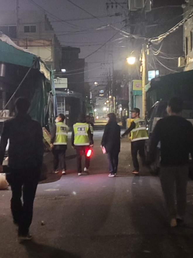 동대문구 지역 주민들로 구성된 ‘자율방범단’이 지난 7일 용신동에서 구청 직원과 함께 야간 순찰을 하고 있다. 동대문구 제공