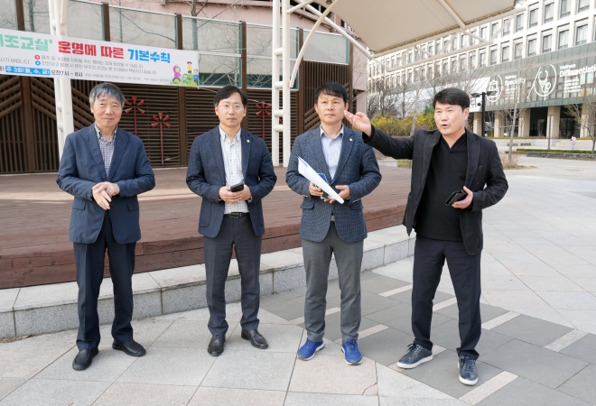 최훈종 의원이 제안한 ‘옛 지명 안내판 사업’에 대해 현장점검을 실시하고 있다. 오른쪽부터 최훈종·정병용·오승철 의원, 유병기 하남문화원장.