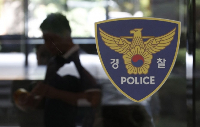 울산 북부경찰서는 심야 통학로 주변에서 음란행위를 한 중국인 A씨를 공연음란 혐의로 붙잡아 조사하고 있다.