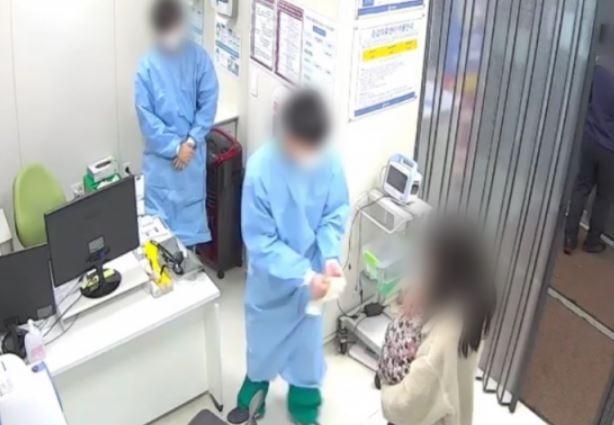 지난해 12월 친모가 아동 학대 끝에 의식을 잃은 4살 딸을 안고 병원 응급실로 들어가는 폐쇄회로(CC)TV 장면. SBS 방송화면 캡처