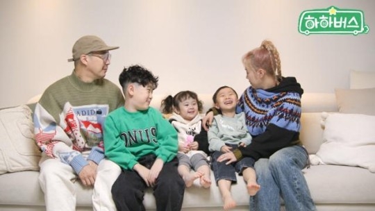 ‘하하버스’는 하하 별 부부와 3남매 드림 소울 송이 함께하는 첫 예능이다. 희소병 투병 이후 의젓하게 건강을 회복한 막내 송이와 그를 중심으로 끈끈한 케미스트리를 발산할 하하 가족 완전체의 모습이 기대를 모으는 중이다. 하하버스 제공