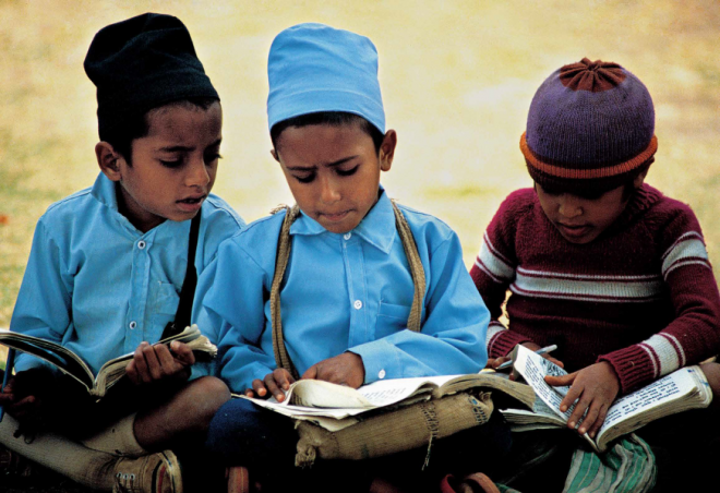 책에는 1987년 네팔에서 찍은 책 읽는 아이들 등의 사진이 수록됐다. 한길사 제공