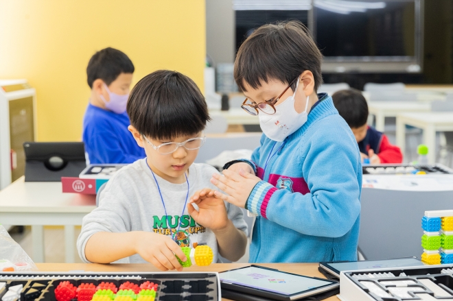양천구 지역 아동들이 무료 유아 코딩교육에서 블록형 코딩 교구로 수업에 참여하고 있다. 양천구 제공