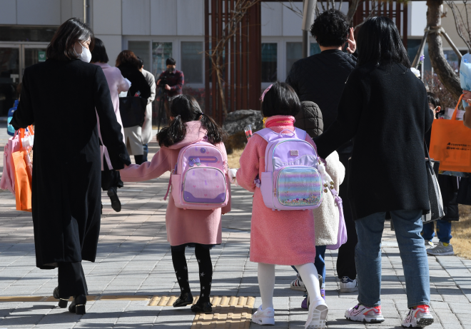지난 2일 오전 서울 강동구 강빛초등학교에서 열린 입학식에서 1학년 학생들이 교실로 향하고 있다.  도준석 기자