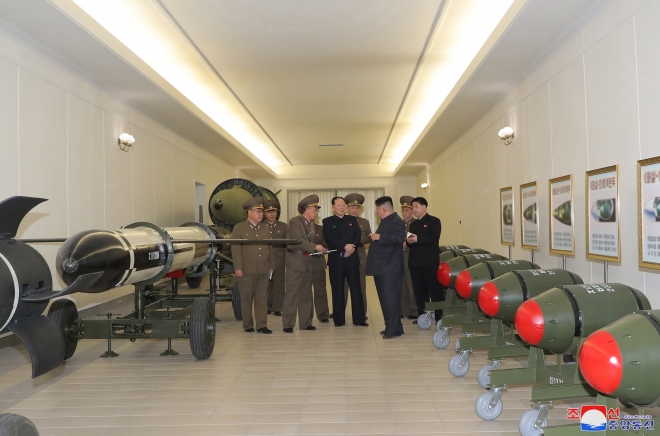 김정은, 핵무기병기화사업 지도…“무기급 핵물질 생산확대”