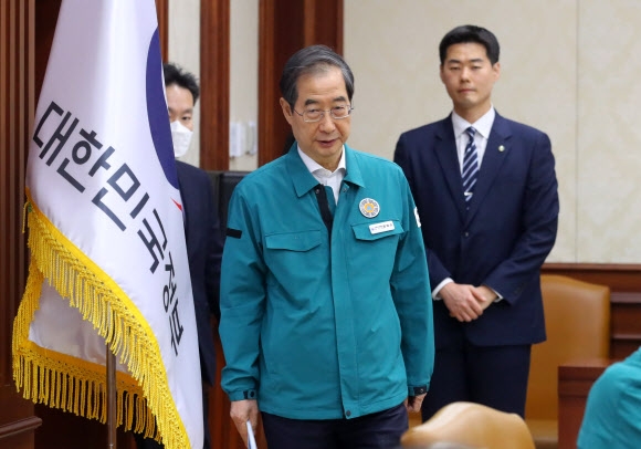 한덕수 국무총리가 29일 오전 서울 종로구 정부서울청사에서 열린 코로나19 중앙재난안전대책본부 및 봄철안전대책 추진상황 점검회의에 참석하고 있다. 2023.03.29 뉴시스