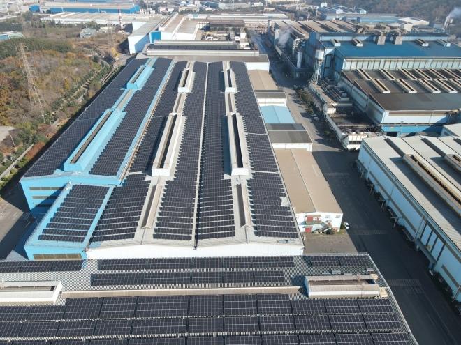 동국제강 포항공장 지붕에 설치된 태양광 자가발전 설비 모습.동국제강 제공