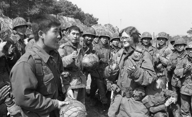미국 여군과 대화중인 한국장병