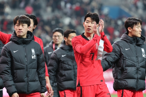 손흥민 등 한국 축구 대표팀 선수들이 28일 서울월드컵경기장에서 우루과이와의 친선 경기를 마무리한 뒤 관중들에게 인사하고 있다. 연합뉴스