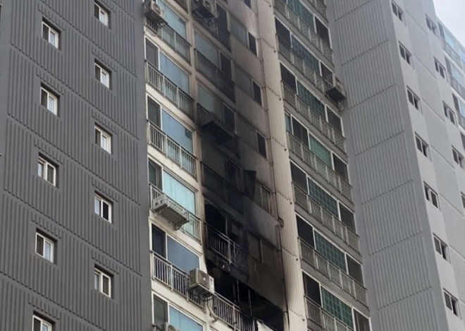 29일 낮 12시 30분쯤 용인시 수지구의 한 20층 아파트의 9층 실내에서 불이나 출동한 소방관에 의해 진화됐다. 경기소방재난본부 제공