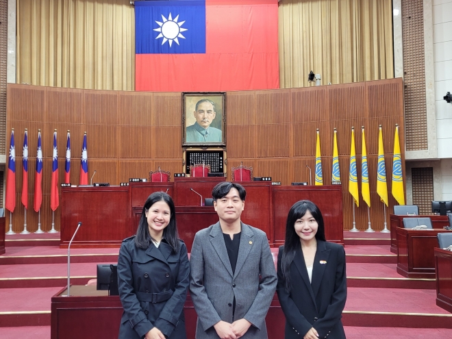 지난 27일 2박 3일 일정으로 대만 타이베이 시의회와 민주진보당 당사 등을 방문한 박강산 의원(가운데)