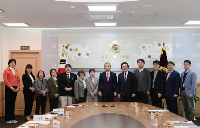 김현기 의장은 29일 ‘서울시 감정노동 종사자의 권리보호 등에 관한 조례’를 벤치마킹 하러 온 일본 학계 연구단인 대학교수진을 면담했다.