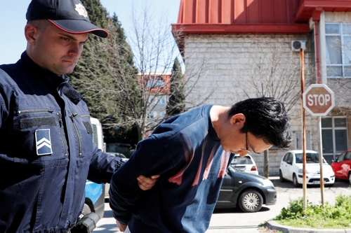 권도형의 측근 한국인 한모씨도 24일 몬테네그로 경찰에 체포되고 있다. 포드고리차 AP 연합뉴스
