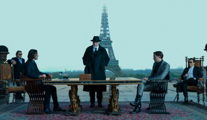 에펠탑이 보이는 트로카데로 광장에서 결투 방식을 논의하는 장면, 왼쪽부터 윈스턴(이언 맥셰인),  윅(키아누 리브스), 전령(클랜시 브라운), 그라몽 후작(빌 스카스가르), 케인(견자단). 레드아이스 엔터테인먼트 제공