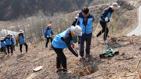 지난 28일 한국부동산원 임직원 30여 명은 직접 나무를 들고 산을 올라 식목 봉사활동을 진행하고 있다. (굿피플 제공)