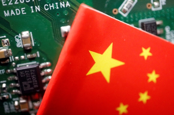 미국의 견제 속에서도 기술을 키워가고 있는 중국의 반도체, 인공지능(AI) 산업하는 상징하는 그래픽. 연합뉴스