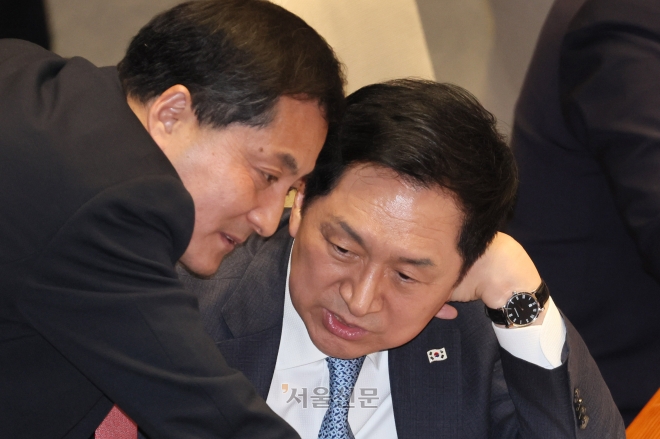 김기현(오른쪽) 국민의힘 대표와 박대출 정책위의장이 30일 열린 국회 본회의에서 대화하고 있다. 도준석 기자