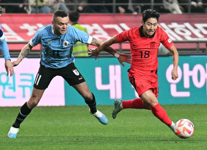 28일 오후 서울 마포구 서울월드컵경기장에서 열린 대한민국과 우루과이와의 평가전에서 이강인이 드리블을 하고 있다. 2023.3.28 홍윤기 기자