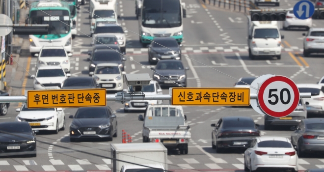 경기 수원시의 한 도로에 후면 번호판 단속 카메라가 설치되어 있다. 2023.3.30. 뉴스1