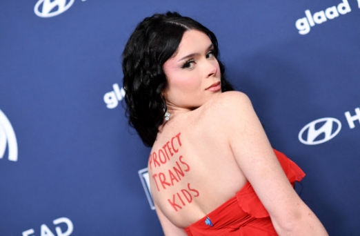 US social media personality Samantha Lux wears the words “Protect Trans Kids” on her back as she arrives for the 34th annual GLAAD awards at the Beverly Hilton hotel in Beverly Hills, California, on March 30, 2023. AFP 연합뉴스