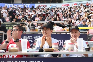 김동연 경기지사 , 美 대사와 프로야구 개막전 관람