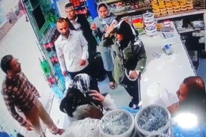 이란 남성이 두 여성에 요구르트 끼얹어, 봉변 당한 두 여성도 체포
