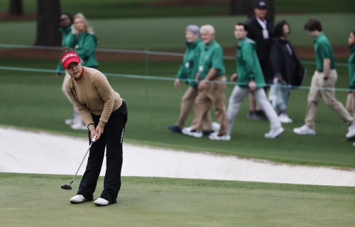 임지유가 2일(한국시간) 오거스타 내셔널 여자 아마추어 골프대회 3라운드 2번홀에서 퍼트를 하고 있다. EPA 연합뉴스