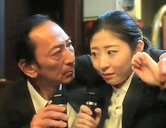 일본 내각부가 12일 공개한 정치인 괴롭힘 방지 드라마 동영상. 29세 여성 의원이 70세 남성 의원으로부터 성추행을 당하는 장면. 화면 캡처