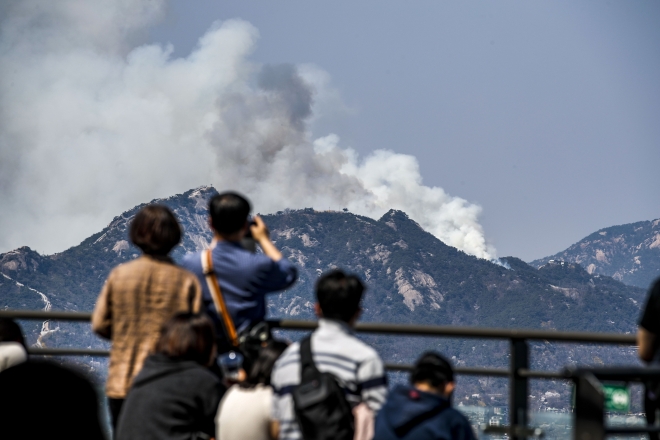 2일 오전 11시 54분쯤 서울 종로구 인왕산에서 화재가 발생해 연기 피어오르고 있다. 소방당국은 장비 22대와 인력 69명을 투입해 진화 작업을 벌이고 있다. 2023.04.02 뉴시스