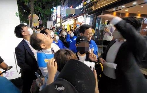 철제그릇이 떨어지자 쳐다보는 이재명 인천 계양을 후보. 유튜브 채널 ‘이재명’ 캡처 연합뉴스