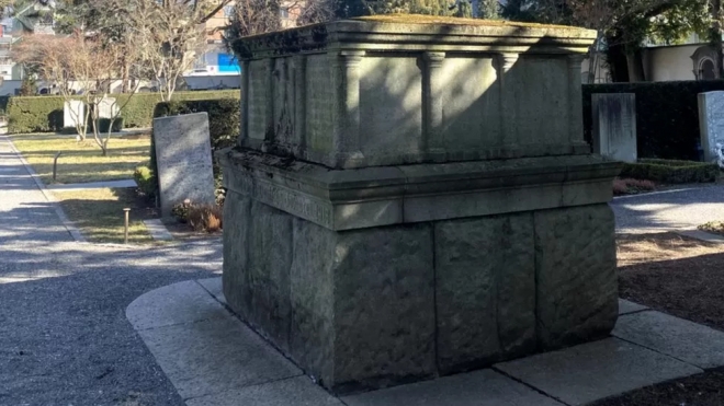 스위스 중동부 쿠어의 묘지 한 가운데  떡하니 자리잡은 나치 독일의 기념비는 무게가 무려 13t 나가는 화강암 덩이다. 영국 BBC 홈페이지 캡처