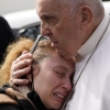 프란치스코 교황, 퇴원하며 다섯살 딸 잃은 어머니 껴안고 위로