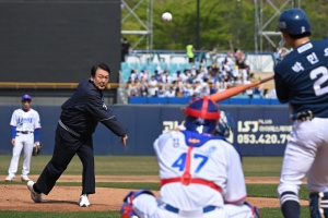 尹, 프로야구 개막전서 돌직구 시구… 통영→순천→대구 ‘민심잡기 횡단’