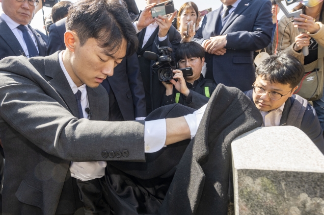 고 문재학 열사 묘비 닦는 전우원 씨