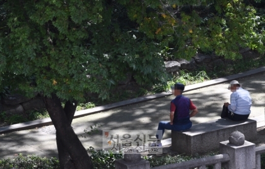 서울 종로 탑골공원에서 노인들이 여유를 즐기고 있다. 2019. 9. 18 정연호 기자